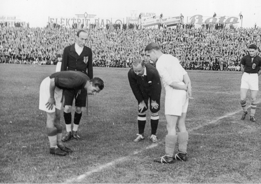 Losowanie stron przed meczem Polska – Węgry, 27 sierpnia 1939 r. Polska Fot. Narodowe Archiwum Cyfrowe