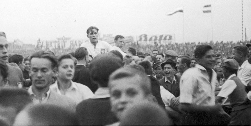 Władysław Szczepaniak i Ernest Wilimowski na rękach kibiców po meczu z Węgrami, 27 sierpnia, 1939 r. Fot. Narodowe Archiwum Cyfrowe
