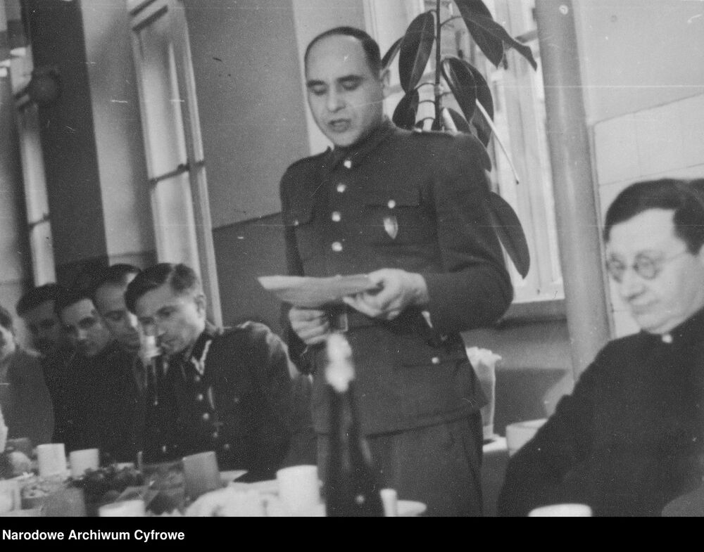 Po prawej dziekan Korpusu Bezpieczeństwa Wewnętrznego w latach 1947–1950, ks. ppłk Michał Zawadzki, podczas obiadu w szpitalu KBW w Warszawie (fot. z zasobu Narodowego Archiwum Cyfrowego)