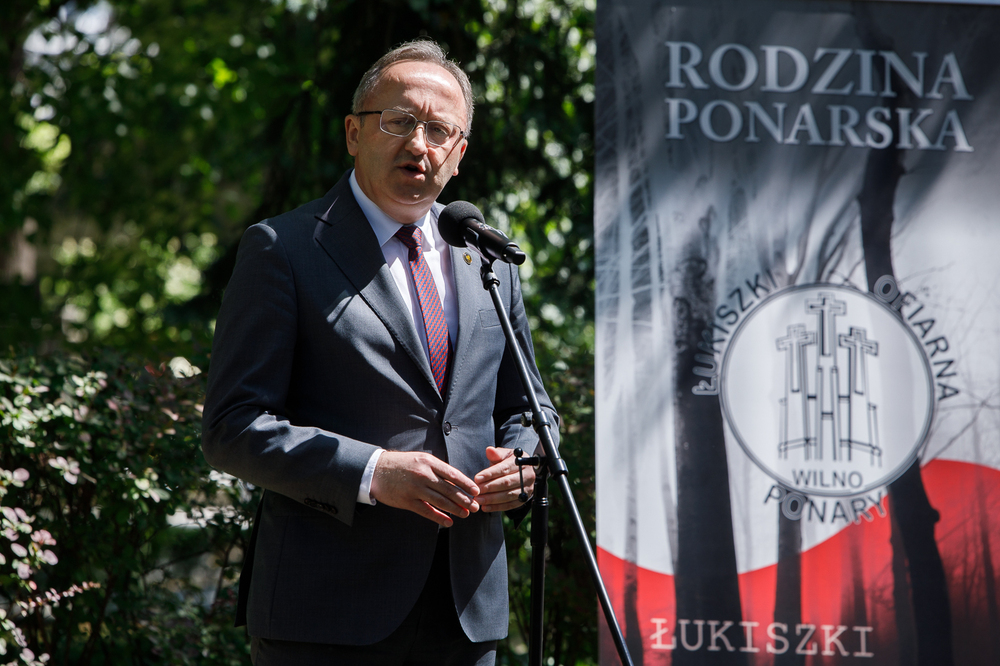 Uroczystości upamiętniające ofiary zbrodni w Ponarach. Na zdj. dr hab. Karol Polejowski, zastępca prezesa IPN – Warszawa, 27 maja 2024. Fot. Sławek Kasper (IPN)