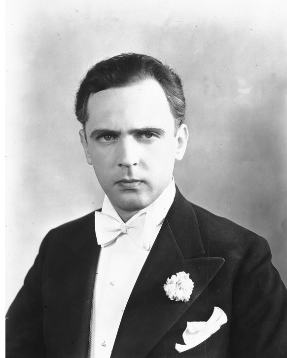 Aleksander Żabczyński jako adwokat Farr w jednej ze scen filmu Kobieta, która się śmieje, 1931 r. (fot. z zasobu NAC)