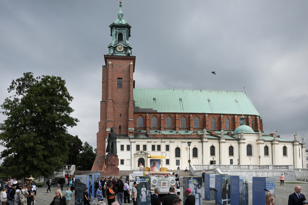Otwarcie wystawy „Gaude Mater Polonia. Jan Paweł II w Ojczyźnie. 2–10 czerwca 1979” w Gnieźnie – 3 czerwca 2024. Fot. Mikołaj Bujak (IPN)