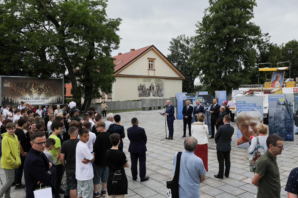 Otwarcie wystawy „Gaude Mater Polonia. Jan Paweł II w Ojczyźnie. 2–10 czerwca 1979” w Gnieźnie – 3 czerwca 2024. Fot. Mikołaj Bujak (IPN)
