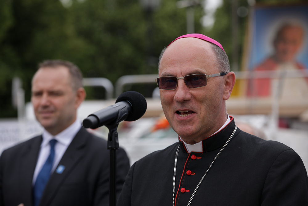 Otwarcie wystawy „Gaude Mater Polonia. Jan Paweł II w Ojczyźnie. 2–10 czerwca 1979” w Gnieźnie. Na zdj. prymas Polski abp Wojciech Polak (P) – 3 czerwca 2024. Fot. Mikołaj Bujak (IPN)
