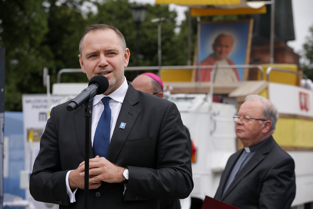 Otwarcie wystawy „Gaude Mater Polonia. Jan Paweł II w Ojczyźnie. 2–10 czerwca 1979” w Gnieźnie. Na zdj. dr Karol Nawrocki, prezes IPN – 3 czerwca 2024. Fot. Mikołaj Bujak (IPN)