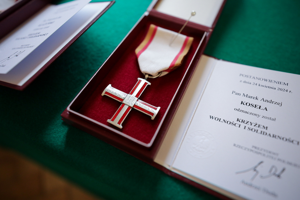 Uroczystość wręczenia Krzyży Wolności i Solidarności działaczom opozycji niepodległościowej z lat 1956–1989. Fot. Mikołaj Bujak (IPN)