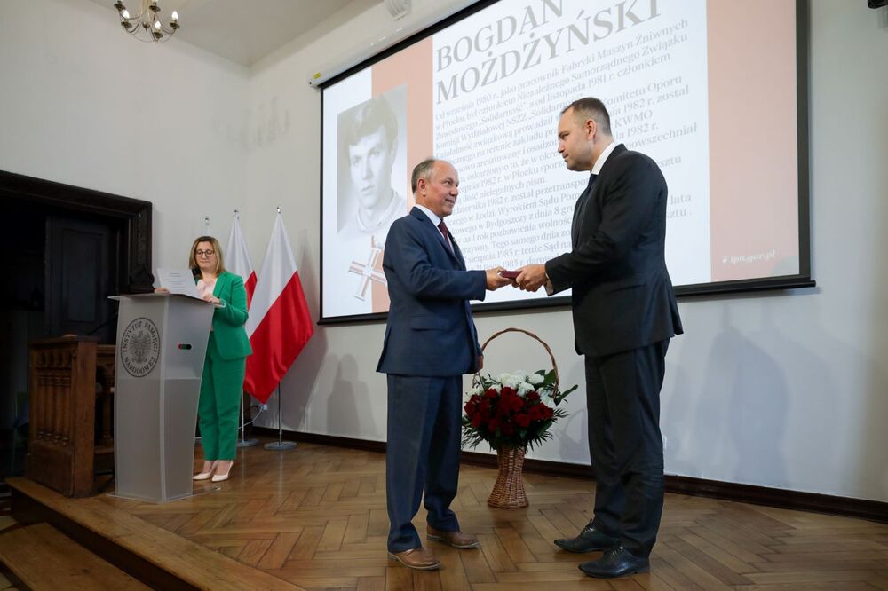 Uroczystość wręczenia Krzyży Wolności i Solidarności działaczom opozycji niepodległościowej z lat 1956–1989. Fot. Mikołaj Bujak (IPN)