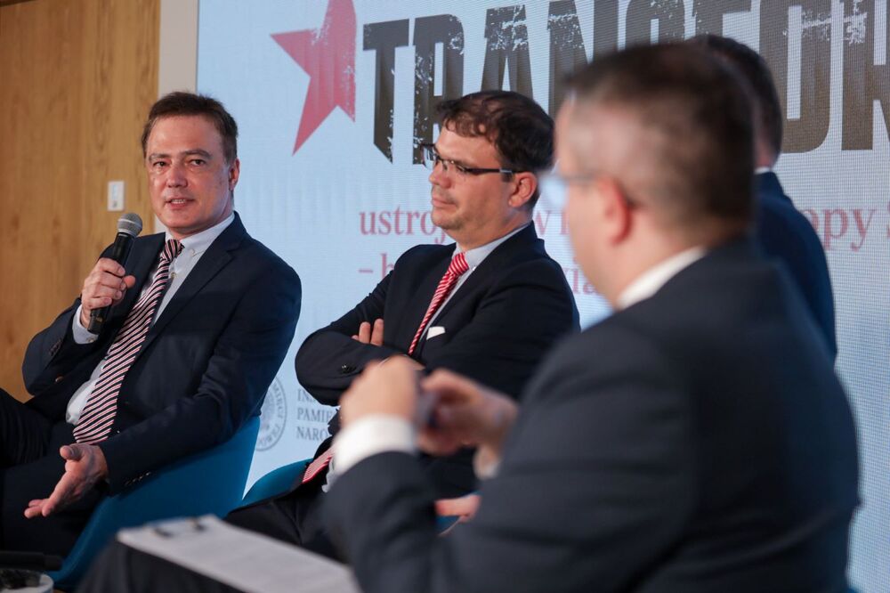 Dyskusja panelowa „Transformacja ustrojowa w krajach Europy Środkowo-Wschodniej – bilans doświadczeń” – Warszawa, 4 czerwca 2024. Na zdj. przy mikrofonie zastępca dyrektora Instytutu Badań nad Reżimami Totalitarnymi dr Kamil Nedvědický. Fot. Mikołaj Bujak (IPN)