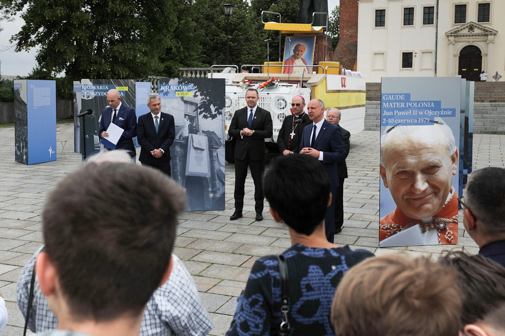 Otwarcie wystawy „Gaude Mater Polonia. Jan Paweł II w Ojczyźnie. 2–10 czerwca 1979” w Gnieźnie – 3 czerwca 2024. Fot. Mikołaj Bujak (IPN)