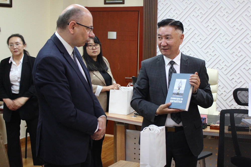 Delegacja IPN w Mongolii – 4–5 czerwca 2024. Na zdj. zastępca prezesa IPN dr Mateusz Szpytma oraz sekretarz Mongolskiej Komisji ds. Rehabilitacji G. Tuguldur. Fot. Sławomir Bardski (IPN)