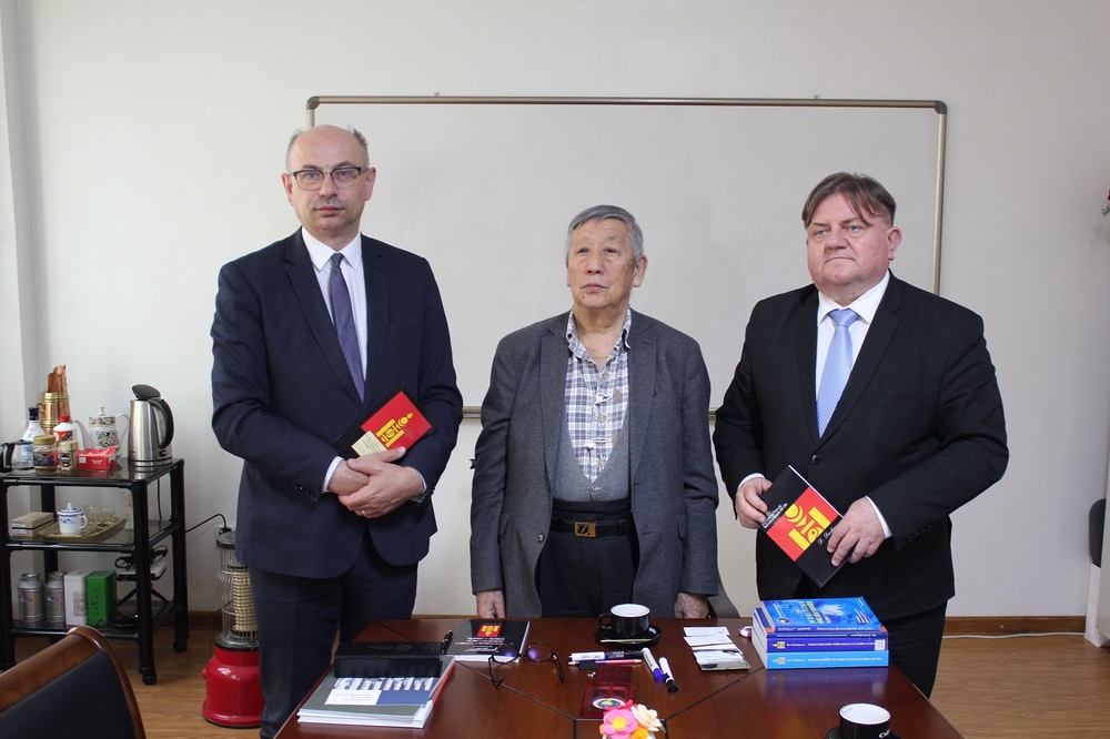 Delegacja IPN w Mongolii – 4–5 czerwca 2024. Na zdj. od lewej zastępca prezesa IPN dr Mateusz Szpytma, prof. Dashpurev, ambasador RP Krzysztof Bojko. Fot. Sławomir Bardski (IPN)