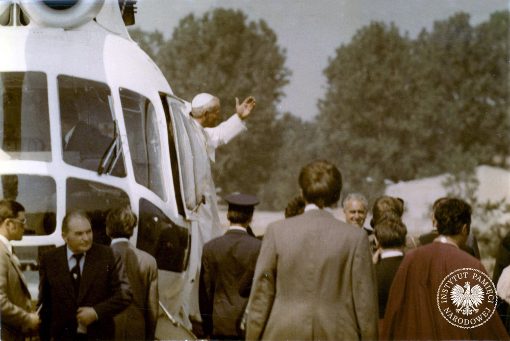 Jan Paweł II wysiada ze śmigłowca Mi-8 S na lotnisku w Gębarzewie k. Gniezna. Fot. AIPN (Sygnatura: IPN Gd 1076/227)