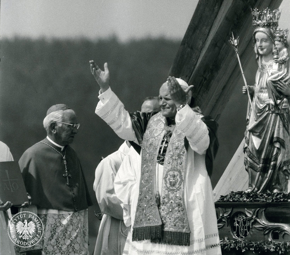 Jan Paweł II pozdrawia wiernych na Mszy św. w Nowym Targu, czerwiec 1979 r. Fot. z zasobu AIPN