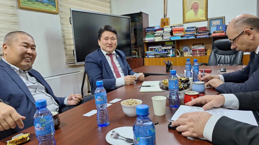 Delegacja IPN w Mongolii. Spotkanie zastępcy prezesa dr. Mateusza Szpytmy z dyrektorem Instytutu Filozofii Mongolskiej Akademii Nauk prof. Purevsurenem Byambakhishigiem – 4–5 czerwca 2024. Fot. Sławomir Bardski (IPN)