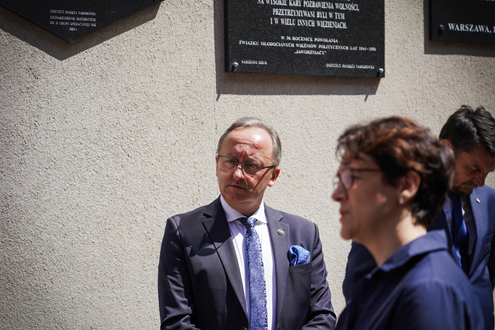 Obchody 40. rocznicy powstania Federacji Młodzieży Walczącej – 8 czerwca 2024. Na zdj. zastępca prezesa IPN dr hab. Karol Polejowski oraz dyrektor Muzeum Żołnierzy Wyklętych i Więźniów Politycznych PRL Adrianna Garnik. Fot. Mateusz Niegowski (IPN)