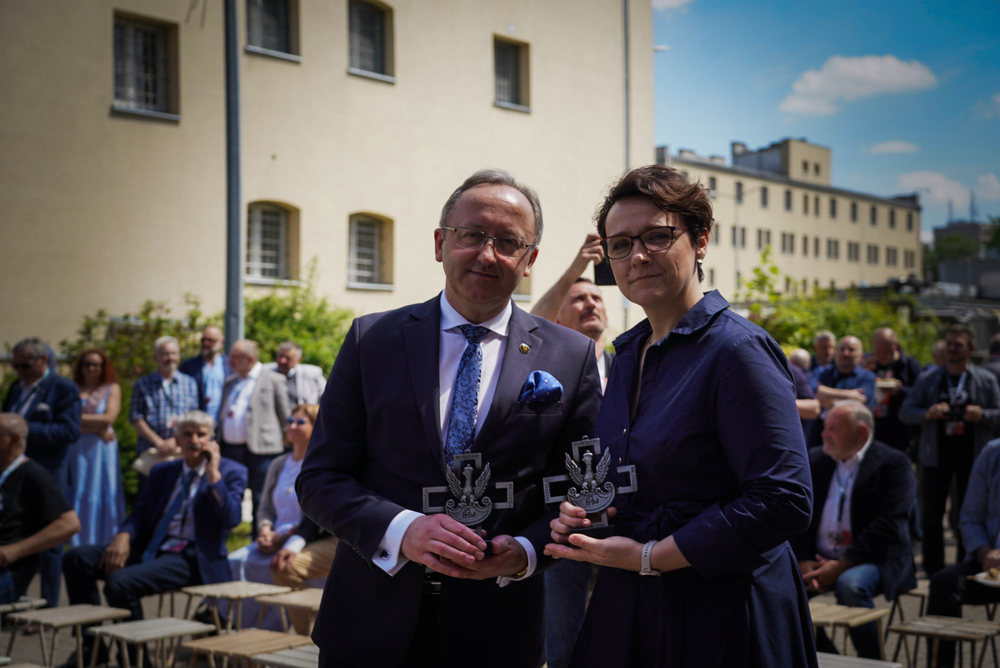 Obchody 40. rocznicy powstania Federacji Młodzieży Walczącej – 8 czerwca 2024. Na zdj. zastępca prezesa IPN dr hab. Karol Polejowski oraz dyrektor Muzeum Żołnierzy Wyklętych i Więźniów Politycznych PRL Adrianna Garnik. Fot. Mateusz Niegowski (IPN)