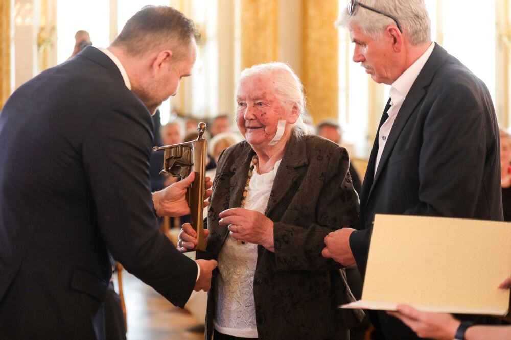 Uroczysta gala wręczenia nagrody IPN „Kustosz Pamięci Narodowej” – 10 czerwca 2024. Na zdj. siostrzenica śp. biskupa Władysława Miziołka Kazimiera Gładka. Fot. Mikołaj Bujak (IPN)