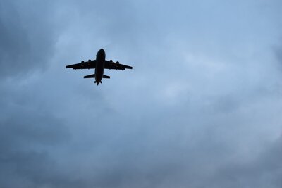 Samolot BAe-146 należący do 32. Dywizjonu RAF przelatuje nad grobem płk. Kornickiego– 30 listopada 2017. Fot. Katarzyna Ratajczak-Sowa / IPN