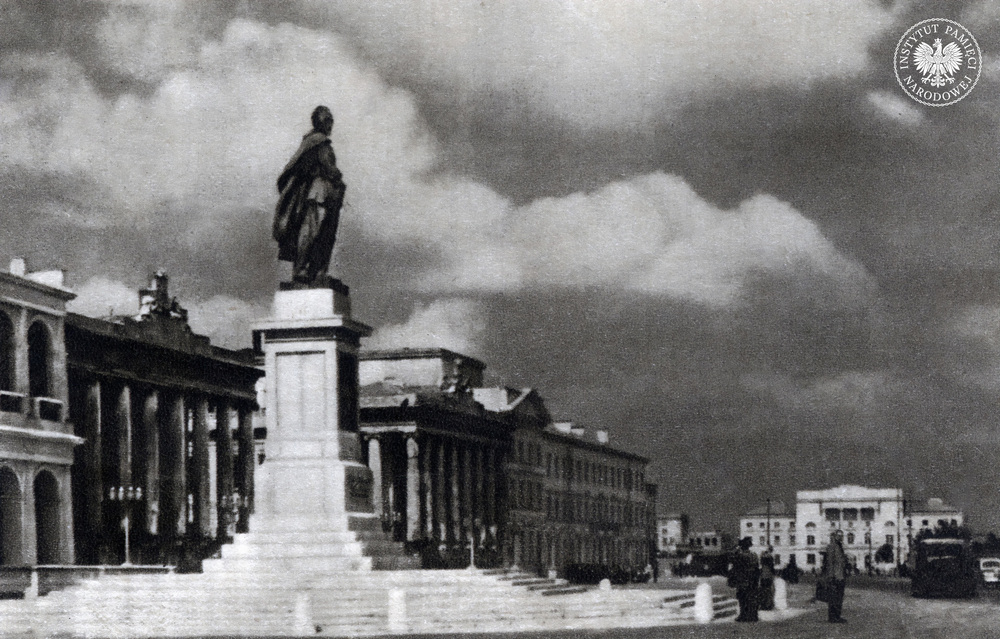 Warszawa, Plac Dzierżyńskiego (obecnie Plac Bankowy), prawdopodobnie 1953 r. (fot. Szmidtgal, wyd. Spółdzielczy Instytut Wydawniczy „Kraj”, Warszawa; Wklęsłodruk RSW „Prasa” Warszawa; z zasobu AIPN)