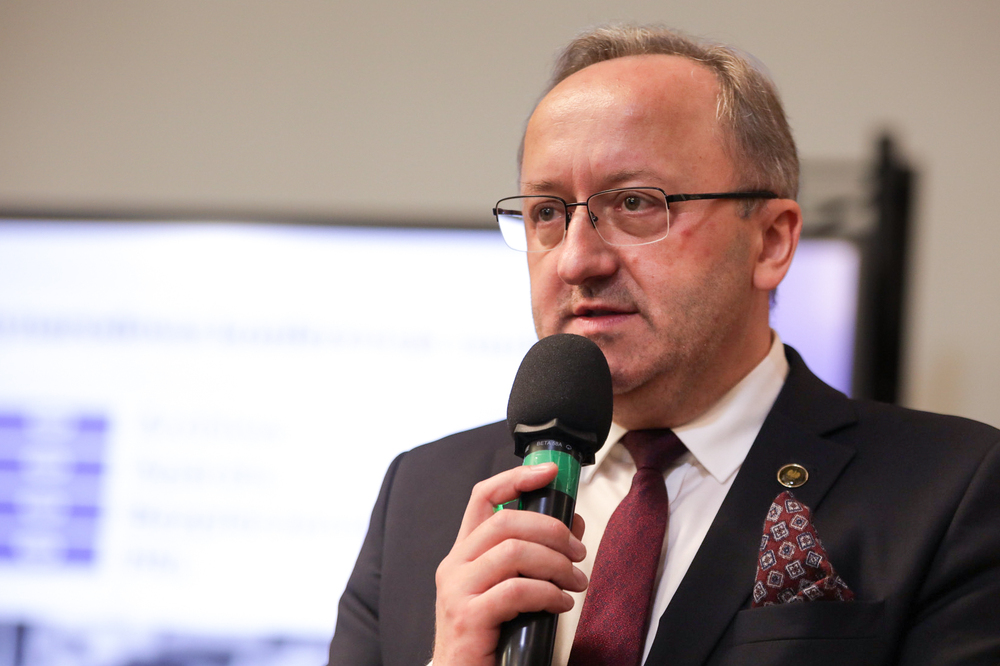 Międzynarodowa konferencja naukowa „Archiwa aparatu bezpieczeństwa PRL – struktury, organizacja, działalność” – Warszawa, 11 czerwca 2024. Na zdj. zastępca prezesa IPN dr hab. Karol Polejowski. Fot. Mikołaj Bujak (IPN)