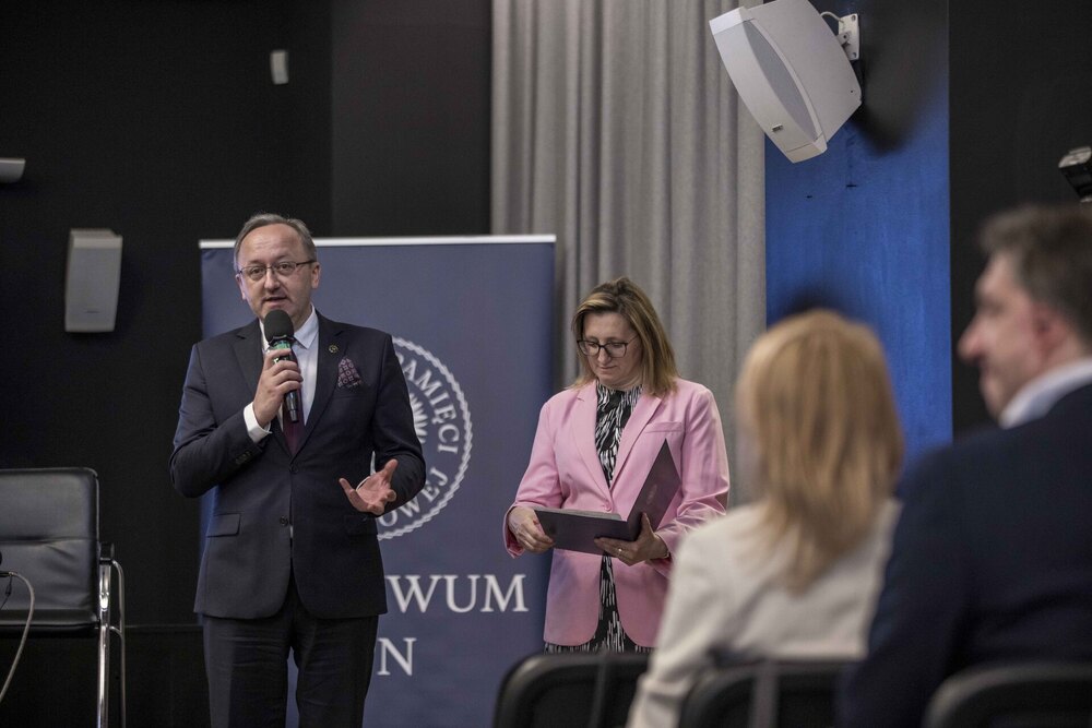 Międzynarodowa konferencja naukowa „Archiwa aparatu bezpieczeństwa PRL – struktury, organizacja, działalność” – Warszawa, 11 czerwca 2024. Na zdj. zastępca prezesa IPN dr hab. Karol Polejowski oraz dyrektor AIPN Marzena Kruk. Fot. Katarzyna Adamów (IPN)