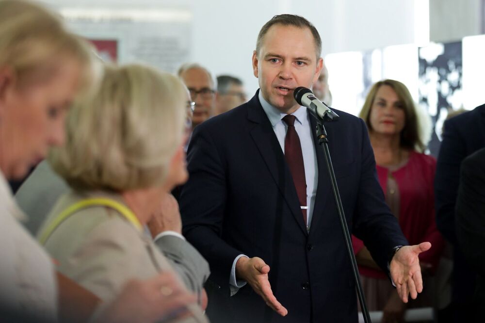 Wystawa „Obrona krzyża w Zespole Szkół Rolniczych w Miętnem w 1984 r.” w Sejmie RP – Warszawa, 12 czerwca 2024. Na zdj. prezes IPN dr Karol Nawrocki. Fot. Mikołaj Bujak (IPN)