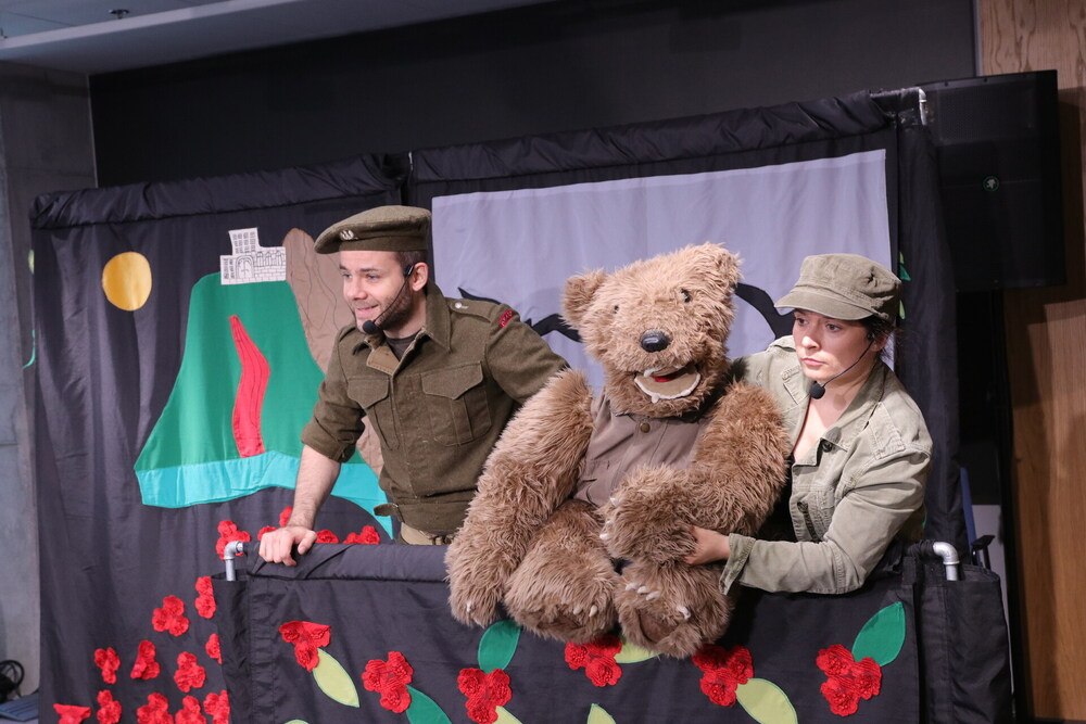 „Jak to, niedźwiedź na froncie?” Teatrzyk o Misiu Wojtku ciepło odebrany przez najmłodszych. Fot. Agnieszka Szajewska (IPN)