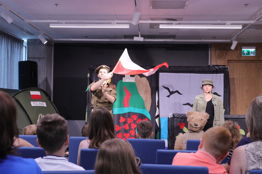 „Jak to, niedźwiedź na froncie?” Teatrzyk o Misiu Wojtku ciepło odebrany przez najmłodszych. Fot. Agnieszka Szajewska (IPN)