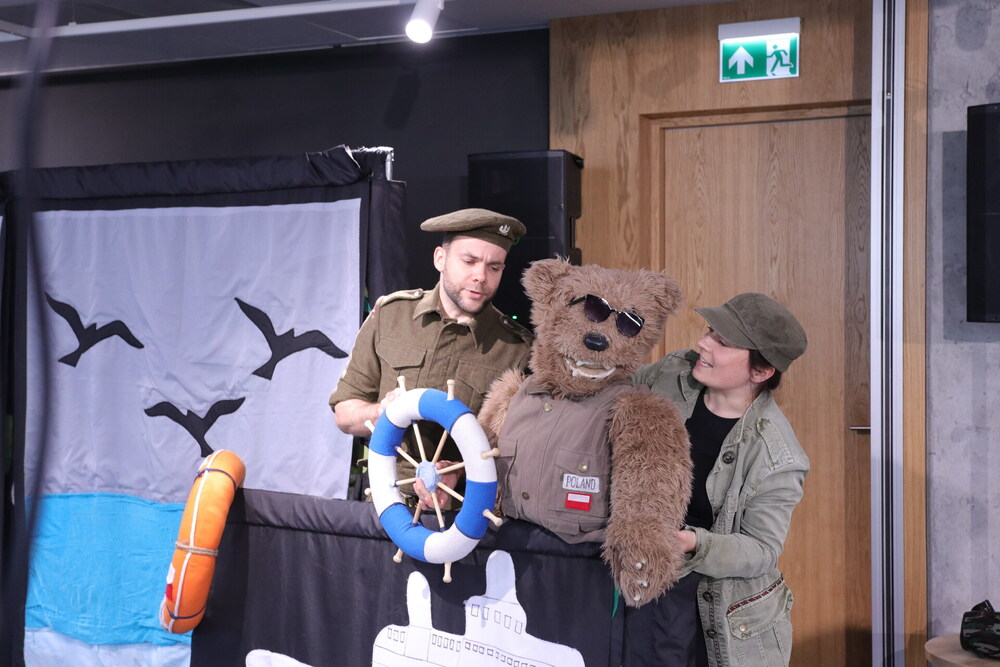 „Jak to, niedźwiedź na froncie?” Teatrzyk o Misiu Wojtku ciepło odebrany przez najmłodszych. Fot. Agnieszka Szajewska (IPN)