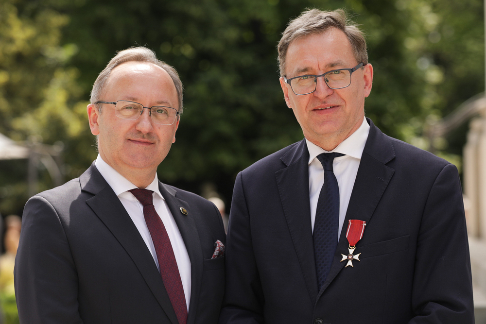 Uroczystość wręczenia odznaczeń państwowych działaczom opozycji antykomunistycznej – Warszawa, 14 czerwca 2024. Na zdj. zastępca prezesa IPN dr hab. Karol Polejowski oraz były prezes IPN dr Jarosław Szarek. Fot. Mikołaj Bujak (IPN)