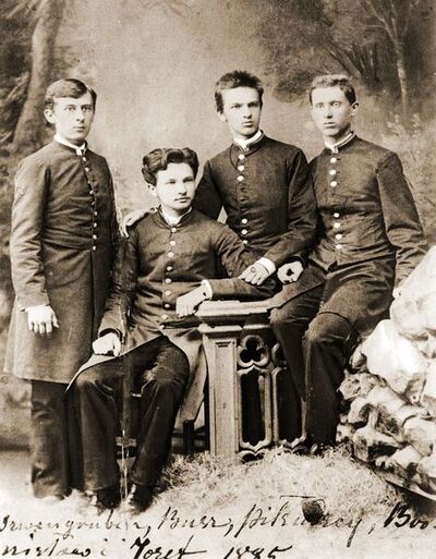 Józef Piłsudski (trzeci od lewej), 1885. Kółko samokształceniowe &quot;Spójnia&quot; w gimnazjum wileńskim