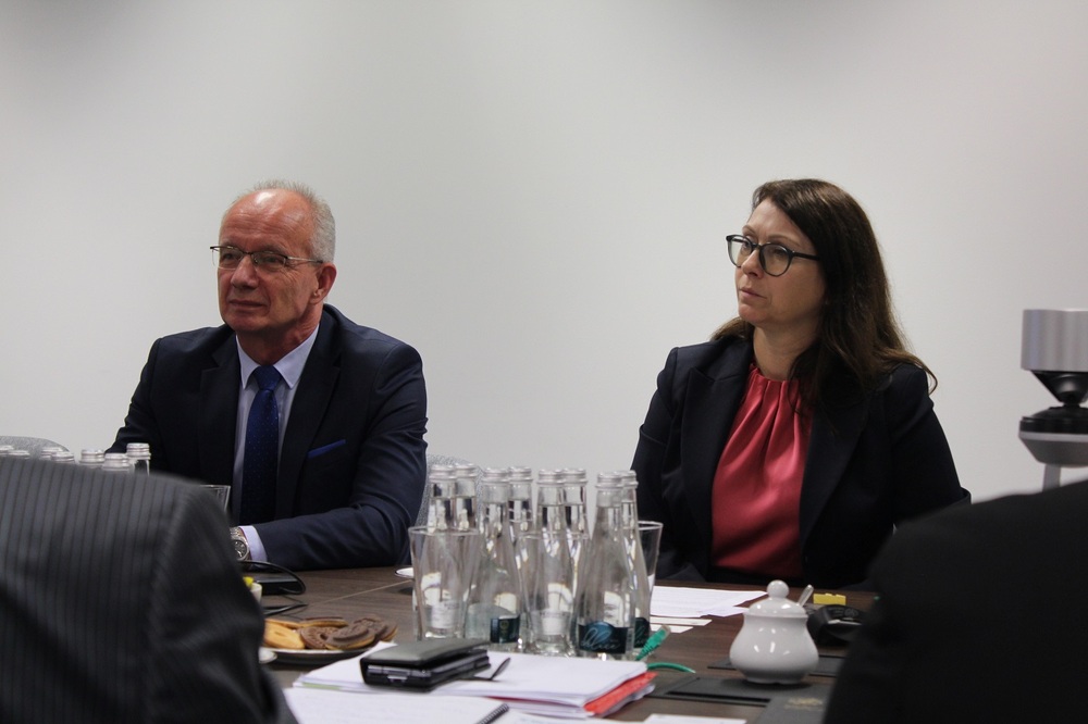 Spotkanie zastępcy prezesa IPN z delegacją Truth and Reconciliation Commission Republiki Korei – Warszawa, 19 czerwca 2024. Na zdj. zastępca prezesa IPN dr hab. Krzysztof Szwagrzyk oraz zastępca dyrektora Biura Poszukiwań i Identyfikacji mec. Anna Szeląg. Fot. Sławomir Bardski (IPN)