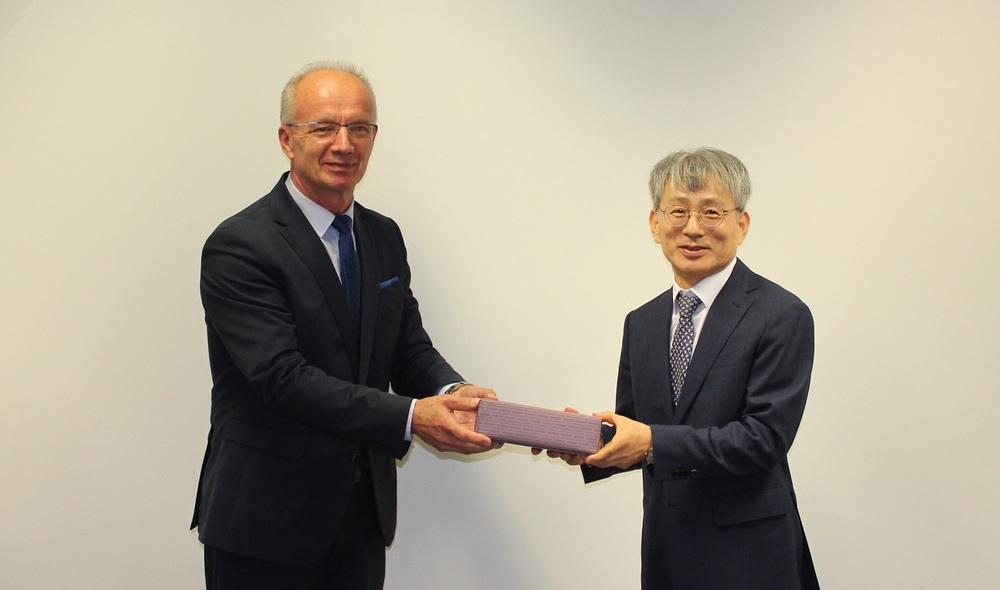 Spotkanie zastępcy prezesa IPN z delegacją Truth and Reconciliation Commission Republiki Korei – Warszawa, 19 czerwca 2024. Na zdj. zastępca prezesa IPN dr hab. Krzysztof Szwagrzyk oraz prezes Truth and Reconciliation Commission Kim Kwang Dong. Fot. Sławomir Bardski (IPN)