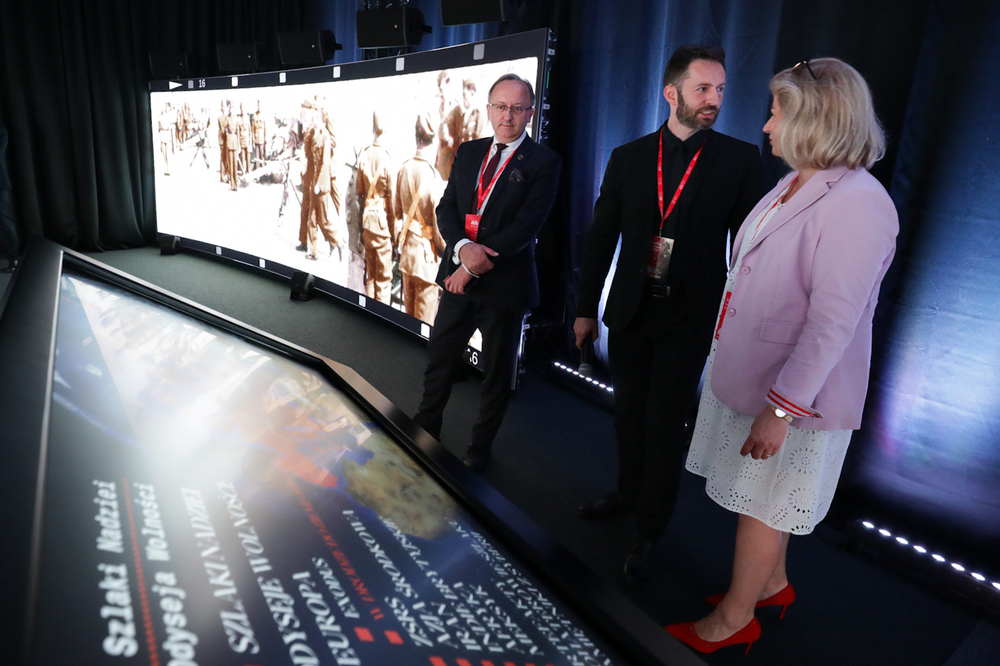 Wielkopolski Kongres Pamięci Narodowej – 18–19 czerwca 2024. Na zdj. zastępca prezesa IPN dr hab. Karol Polejowski, dyrektor Biura Współpracy Międzynarodowej Agnieszka Jędrzak i zastępca dyrektora BWM dr Mateusz Marek. Fot. Mikołaj Bujak (IPN)