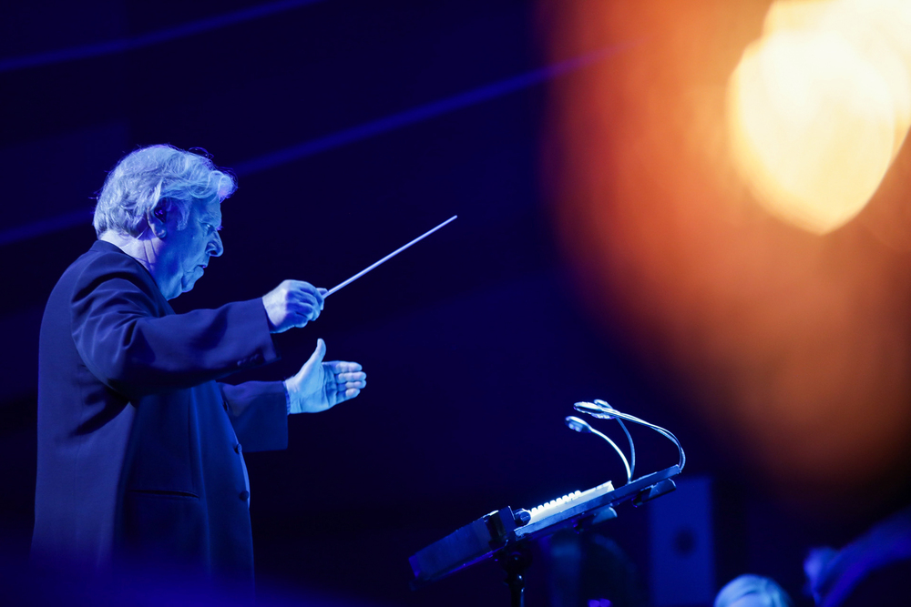 Koncert „Odyssea”, zwieńczający Wielkopolski Kongres Pamięci Narodowej – 19 czerwca 2024. Na zdj. kompozytor Henri Seroka. Fot. Mikołaj Bujak (IPN)