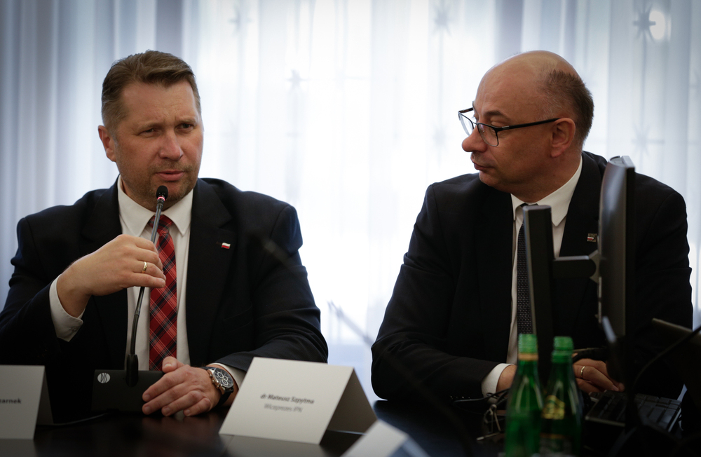 Ogólnopolska konferencja w ramach obchodów 40-lecia Obrony Krzyża w Zespole Szkół Rolniczych w Miętnem – Warszawa, 20 czerwca 2024. Na zdj. poseł Przemysław Czarnek oraz zastępca prezesa IPN dr Mateusz Szpytma. Fot. Konrad Starczewski (IPN)