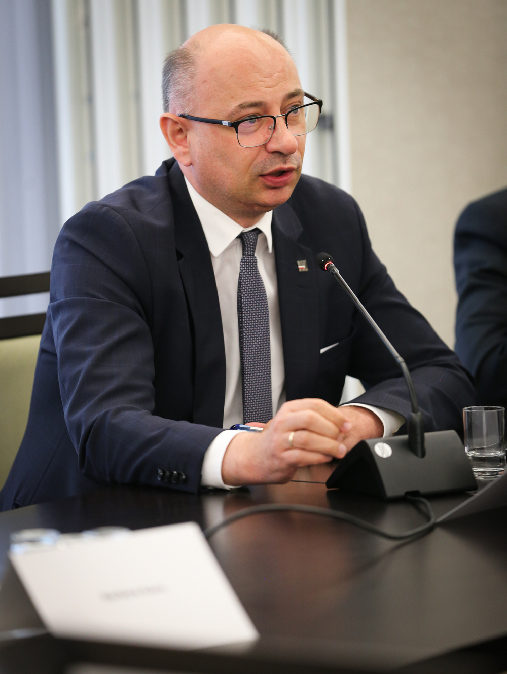 Ogólnopolska konferencja w ramach obchodów 40-lecia Obrony Krzyża w Zespole Szkół Rolniczych w Miętnem – Warszawa, 20 czerwca 2024. Na zdj. zastępca prezesa IPN dr Mateusz Szpytma. Fot. Konrad Starczewski (IPN)