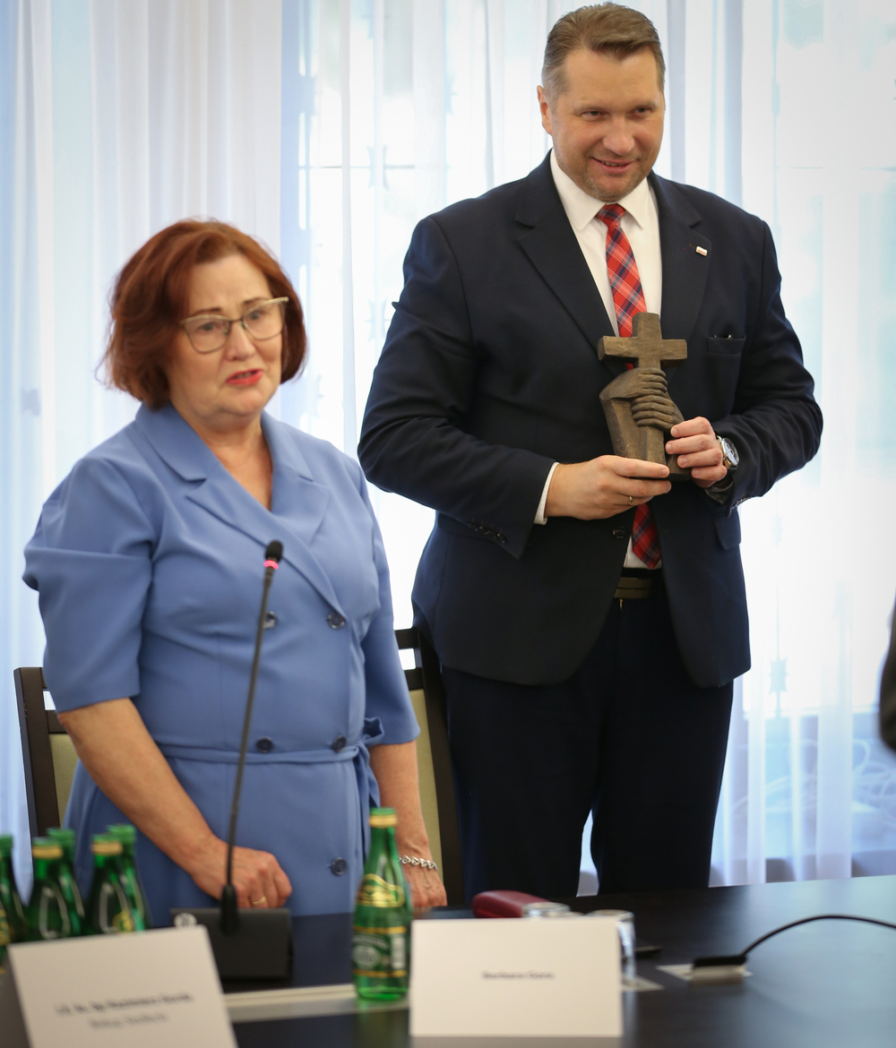 Ogólnopolska konferencja w ramach obchodów 40-lecia Obrony Krzyża w Zespole Szkół Rolniczych w Miętnem – Warszawa, 20 czerwca 2024. Na zdj. Bogusława Gora oraz poseł Przemysław Czarnek. Fot. Konrad Starczewski (IPN)