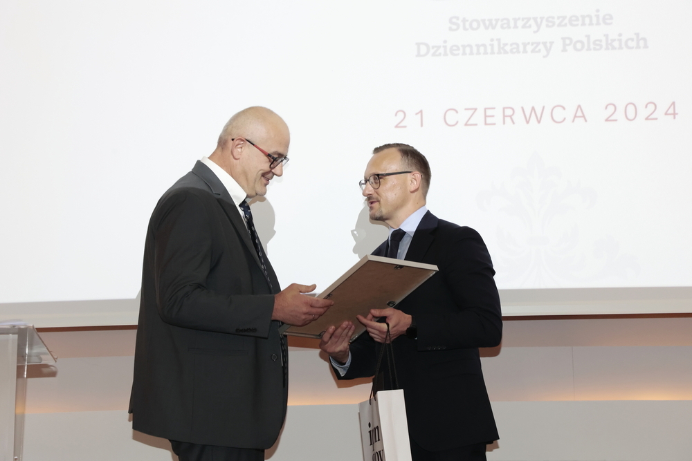 30. edycja konkursu Stowarzyszenia Dziennikarzy Polskich o Nagrodę im. Janusza Kurtyki – Warszawa, 21 czerwca 2024. Na zdj. Mariusz Pilis oraz dr Rafał Leśkiewicz. Fot. Adam Jankowski