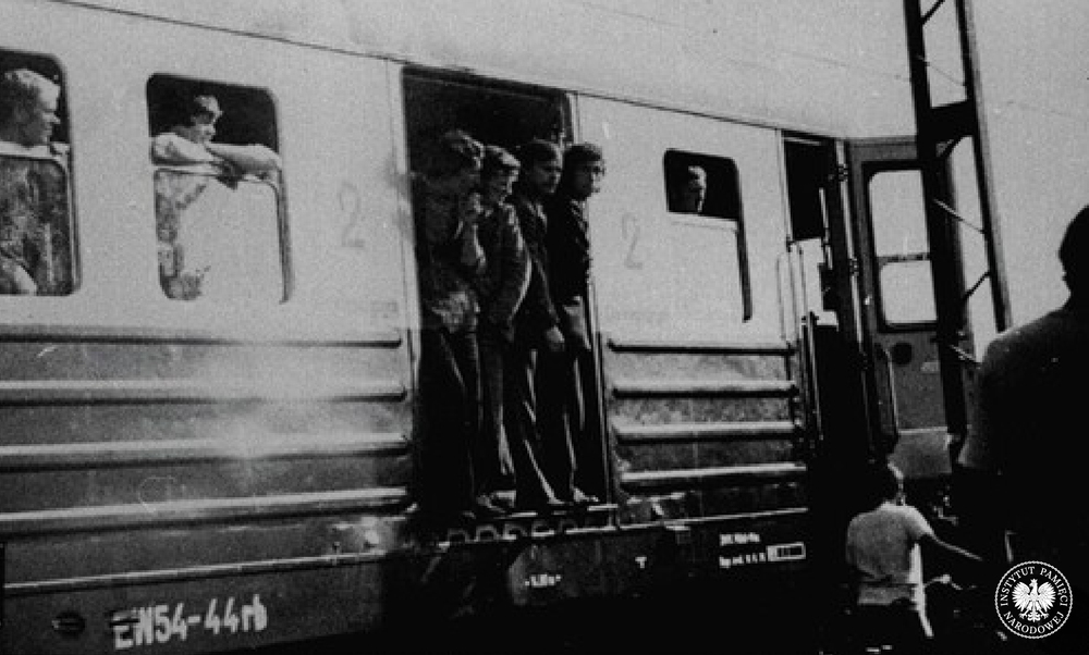Czerwiec 1976 roku w Ursusie. Demonstranci spychają lokomotywę z rozkręconych torów (fot. z zasobu IPN)