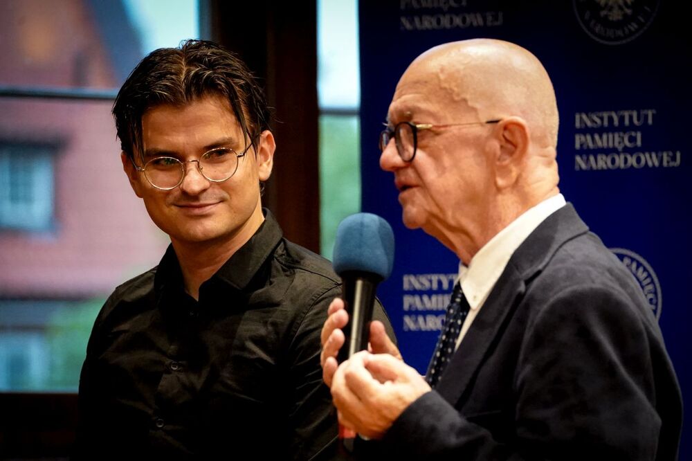 Prof. Włodzimierz Suleja (P) i Mikołaj Bujak (L) podczas promocji albumu „Na trasie pamięci” – Gdańsk, 28 czerwca 2024. Fot. Maja Studzińska