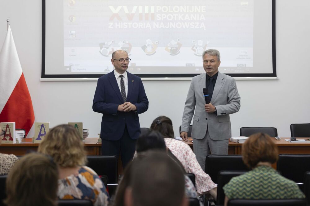 XVIII Polonijne Spotkania z Historią Najnowszą – inauguracja w Archiwum IPN. Na zdj. dr Mateusz Szpytma, wiceprezes IPN (L) i dr Adam Pleskaczyński (P) – 1 lipca 2024. Fot. Katarzyna Adamów (IPN)