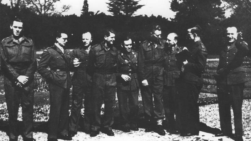 Grupa instruktorów cichociemnych na fotografii z 1940 r. Od lewej stoją: por. Mieczysław Różański, kpt. Maksymilian Kruczała, por. Eugeniusz Janczyszyn, ppor. Jerzy Zubrzycki, por. Aleksander Ihnatowicz, mjr Józef Hartman, Jan Kazimierski, por. Antoni Pospieszalski, ppłk Stefan Piotrowski. Fot. Wikimedia Commons (domena publiczna)