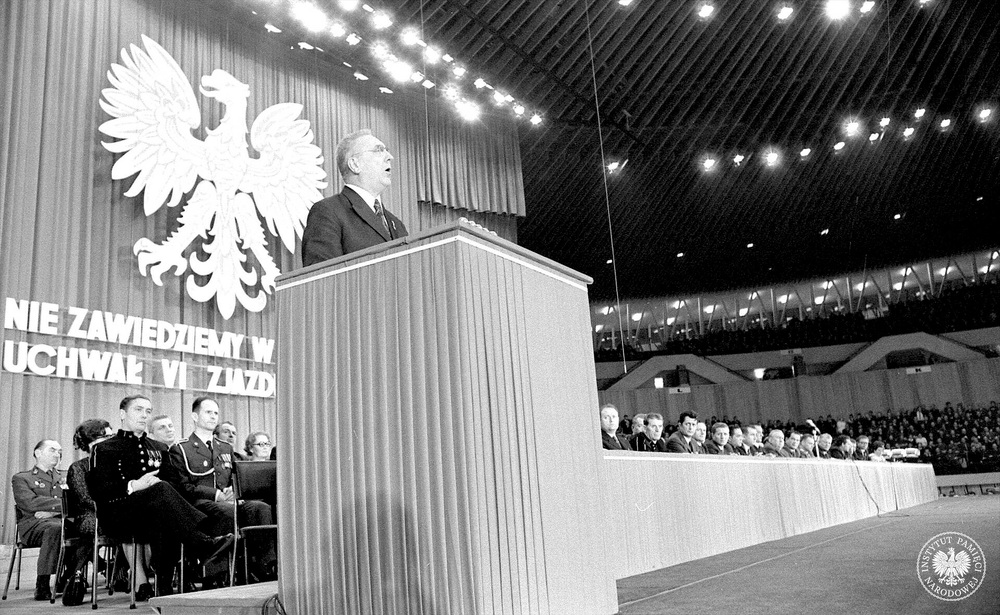I sekretarz KC PZPR Edward Gierek przemawia 21 II 1972 r. w Spodku podczas wiecu inaugurującego kampanię wyborczą do sejmu. Fotografia z filmu zarekwirowanego przez SB francuskiej ekipie filmowej (fot z zasobu IPN)