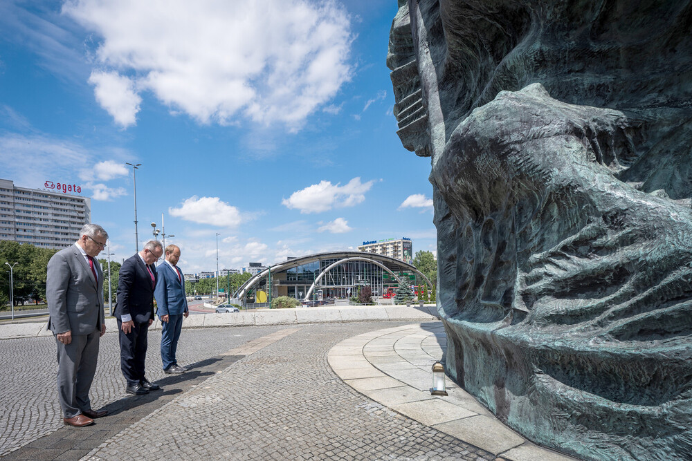 Delegacja IPN z zastępcą prezesa dr. hab. Karolem Polejowskim na czele zapala znicz pod Pomnikiem Powstań Śląskich – Katowice, 5 lipca 2024. Fot. Krzysztof Łojko (IPN)