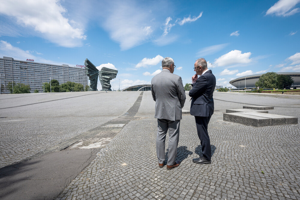 Delegacja IPN z zastępcą prezesa dr. hab. Karolem Polejowskim na czele zapala znicz pod Pomnikiem Powstań Śląskich – Katowice, 5 lipca 2024. Fot. Krzysztof Łojko (IPN)