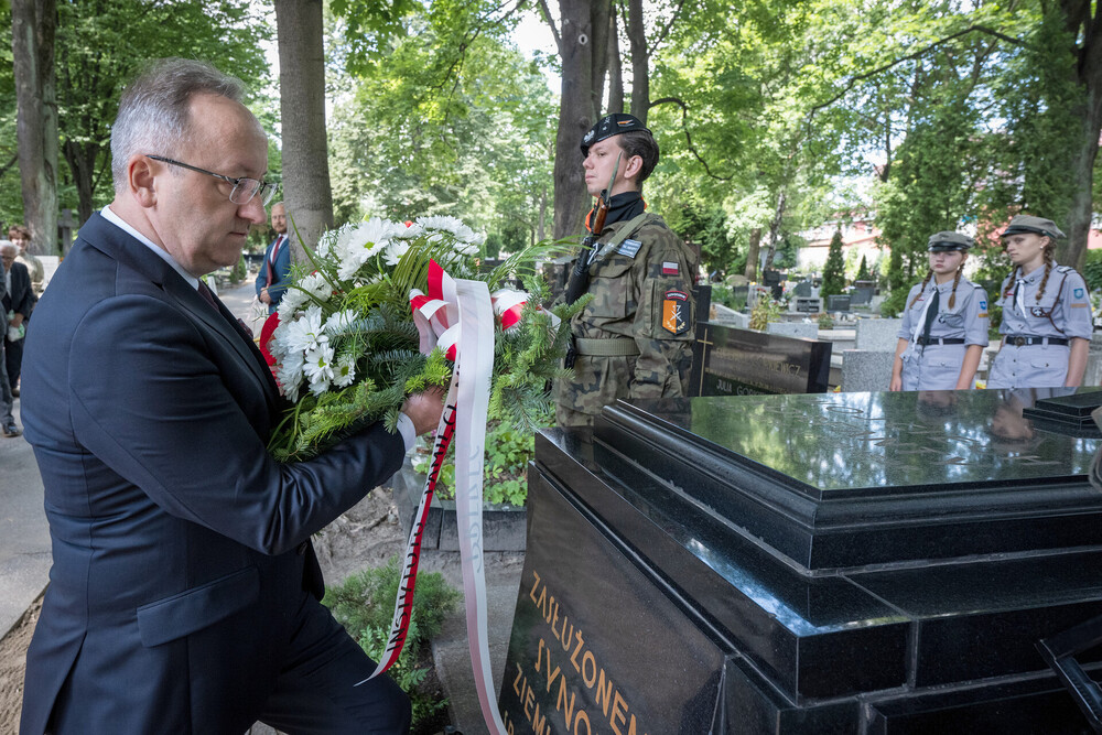 Złożenie kwiatów przy grobie Wojciecha Korfantego – Katowice, 5 lipca 2024. Fot. Krzysztof Łojko (IPN)