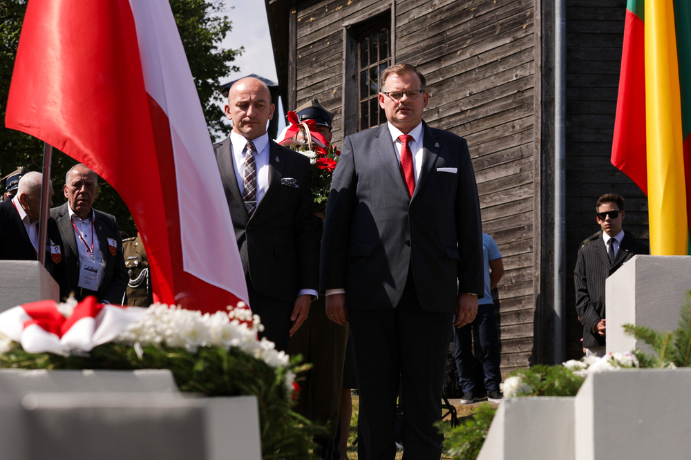 Obchody 80. rocznicy operacji „Ostra Brama” – Skorbuciany, 6 lipca 2024. Na zdj. dr Marek Jedynak oraz Jan Józef Kasprzyk. Fot. Mikołaj Bujak (IPN)