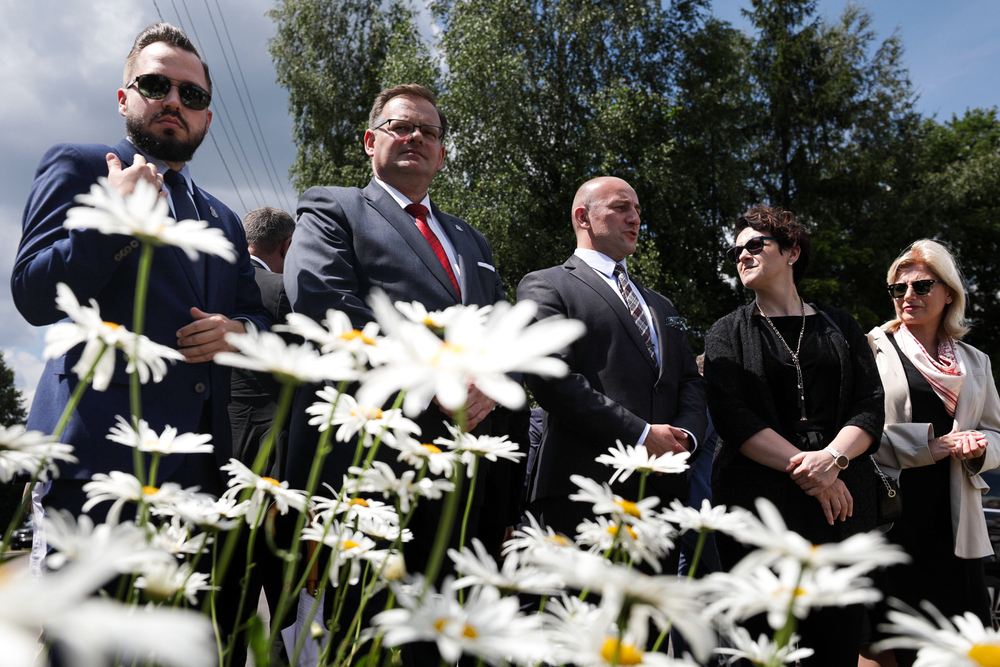 Obchody 80. rocznicy operacji „Ostra Brama” – Bogusze, 6 lipca 2024. Na zdj. dyrektor Biura Prezesa IPN Jarosław Dębowski, doradca prezesa IPN Jan Józef Kasprzyk, dyrektor białostockiego Oddziału IPN dr Marek Jedynak, dyrektor Muzeum Żołnierzy Wyklętych i Więźniów Politycznych PRL Adrianna Garnik oraz dyrektor Biura Współpracy Międzynarodowej IPN Agnieszka Jędrzak. Fot. Mikołaj Bujak (IPN)