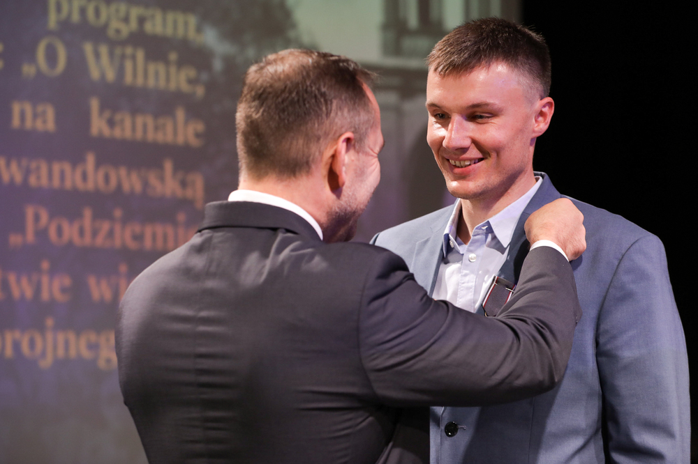 Obchody 80. rocznicy operacji „Ostra Brama” – Wilno, 6 lipca 2024. Na zdj. prezes IPN dr Karol Nawrocki i odznaczony dr Tomasz Bożerocki. Fot. Mikołaj Bujak (IPN)